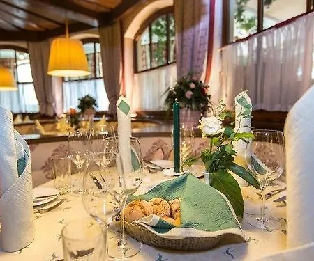 Hubertushof 4* Anif